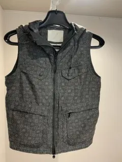 幾何学模様フード付きダウンベスト