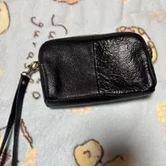 黒いレザーポーチ ストラップ付き