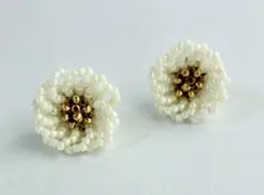 小ぶり ホワイト フラワー ビーズイヤリング 上品 春アクセサリー ハンドメイド