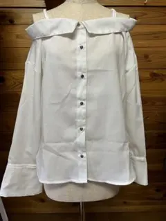 白　オフショル　シャツ