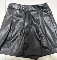ZARA ブラックレザーショートパンツ