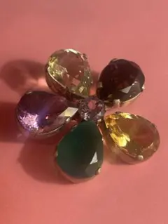 天然石 大粒マルチカラー フラワーブローチ - メルカリ