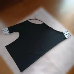 右袖に特徴あります。 社交ダンス用トップス　グレイにブラックのドット