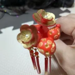 赤い花とひょうたんのかんざし