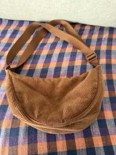 ユニクロ　ラウンドミニショルダーバッグ　コーデュロイ　ブラウン