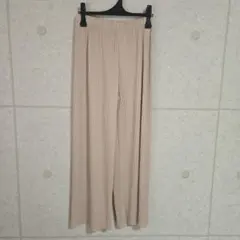 UNIQLO ベージュ プリーツパンツ Mサイズ