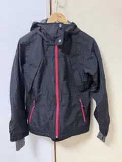 黒いフード付きスキーウェア(女性用)