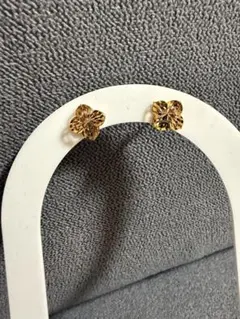 K18翡翠 梅花モチーフスタッドピアス - メルカリ