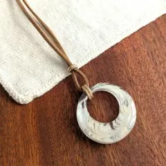 レジン ホワイト＆アイボリー フェザーマーブル ロング紐ネックレスペンダント②