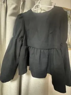 黒 フレアスリーブ ペプラムトップス