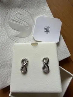 SWAROVSKI インフィニティ スタッドピアスのサムネイル