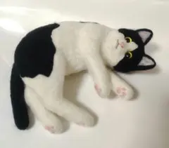 羊毛フェルト　黒白猫ちゃん(ゴロン)のサムネイル