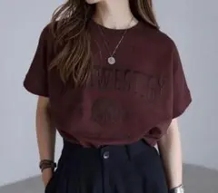 ボンジュールサガン　カレッジ刺繍ピグメントスウェットTシャツ　レッドブラウンのサムネイル