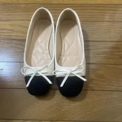 アイボリーと黒のリボン付きフラットシューズ