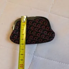 がま口コインケース 黒地に赤い花柄