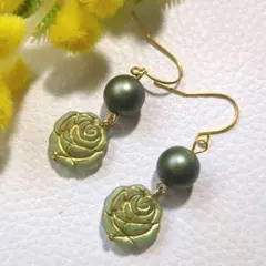 ハンドメイドピアス　1745　　　　　バラモチーフビーズとパールビーズ