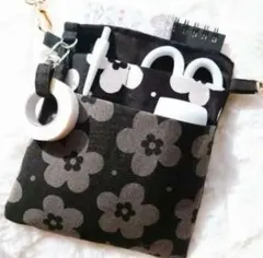 オーガナイザー　ハンドメイド　ナースポーチ　ポシェット　花柄　モノクロ