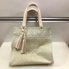 エナメル　ホワイト　白　バッグ　手提げ　トートバッグ　ハンドバッグ　タッセル