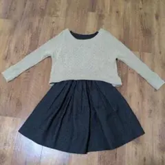 ベージュニットと黒スカートのワンピース