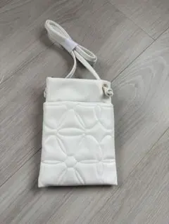 ホワイトキルティングミニサコッシュ