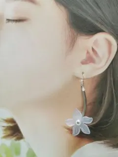 薄い青の花　ホワイトパール　パイプパーツ　ビジューピアス⭐イヤリングNo.141
