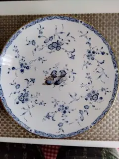 青と白の花柄と鳥柄の金縁皿