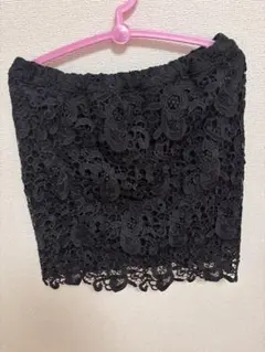 黒いレースタイトスカート