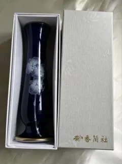 香蘭社 花瓶 瑠璃色 蘭の絵柄 共箱付きのサムネイル