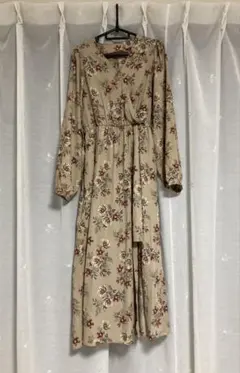 未使用品　花柄長袖ワンピース ベージュ　マキシワンピース　Mサイズ