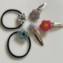 カラフルな花形ヘアゴムとクリップセット