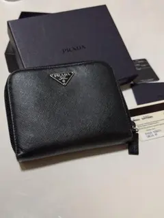 プラダ 財布 コンパクトジップ サフィアーノ レザー 小型 三角プレート