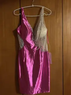 新品タグ付　ビーズ装飾ピンクタイトドレス