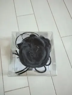 黒い花形コサージュ