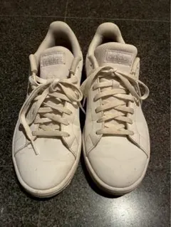 アディダス　アーバンコート　24.5 スニーカー　靴　白　銀　レディース