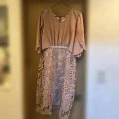 エレガントなベージュパーティードレス