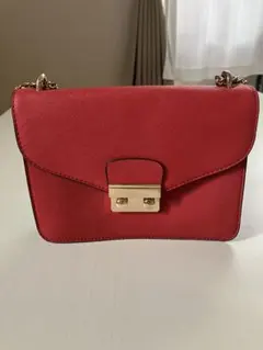 赤いショルダーバッグ ゴールド金具