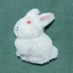 ❤️お座り白うさぎさんブローチ(赤目)☆毛糸刺繍パンチニードル~ハンドメイド