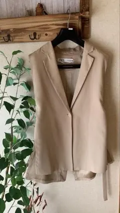 最終価格ZARA ベージュ ノースリーブとろみがあるベストのサムネイル