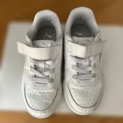 中古品　Puma ホワイト スニーカー 18㌢