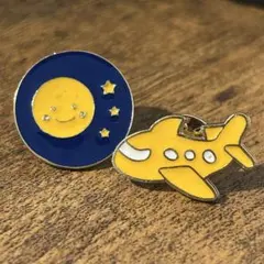 【新品】月と飛行機　ピンバッジ　2個セット