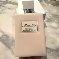 Diorボディミルク チャームストラップ 星型ブローチ