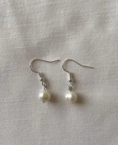 パール ドロップ　天然のユニークな形　フックピアス