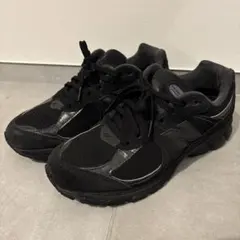 ニューバランス　ブラック　スニーカー　26.5 2002R