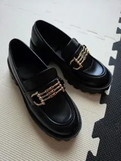 新品　厚底ブラックローファー ゴールド装飾付き