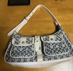 グレーとホワイトのロゴショルダーバッグのサムネイル