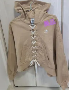 adidas ベージュ レースアップパーカー