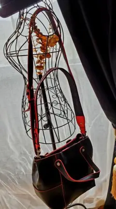 黒と赤のショルダーバッグ 約30cm x 25cm