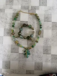 ハンドメイド 緑と金のネックレス