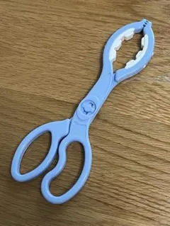파란색 플라스틱 젖병 가위