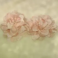 ピンク花モチーフブローチ